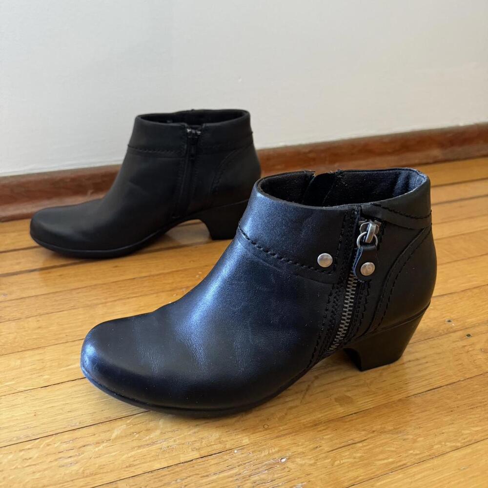 Clarks black leather ankle boots booties size 7, like new boot chelsea women's